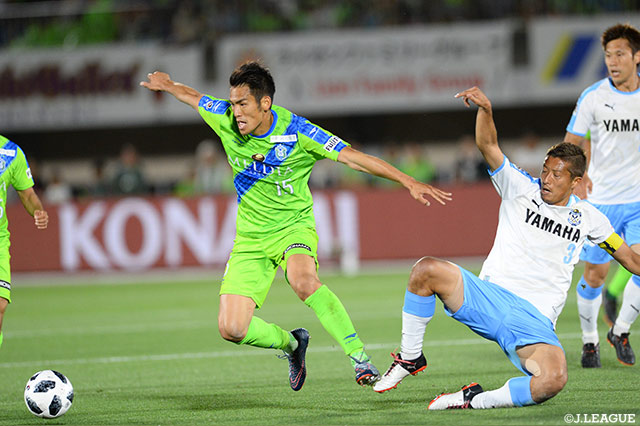 ボールをキープする野田 隆之介（湘南）と厳しくチェックにいく大井 健太郎（磐田）【明治安田Ｊ１ 第15節 湘南vs磐田】