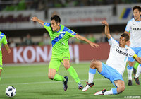 ボールをキープする野田 隆之介（湘南）と厳しくチェックにいく大井 健太郎（磐田）【明治安田Ｊ１ 第15節 湘南vs磐田】