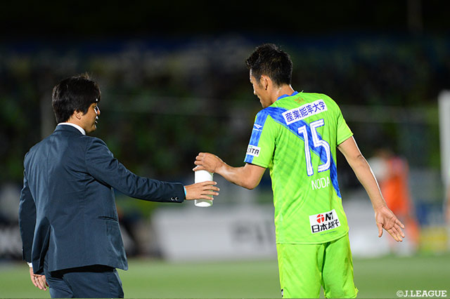 名波 浩監督（磐田）が野田 隆之介（湘南）へドリンクを手渡す場面も【明治安田Ｊ１ 第15節 湘南vs磐田】