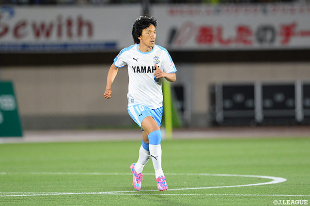 1点を追う展開で投入された中村 俊輔（磐田）。ケガ明けということもあり本領を発揮することはできず【明治安田Ｊ１ 第15節 湘南vs磐田】