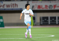 1点を追う展開で投入された中村 俊輔（磐田）。ケガ明けということもあり本領を発揮することはできず【明治安田Ｊ１ 第15節 湘南vs磐田】