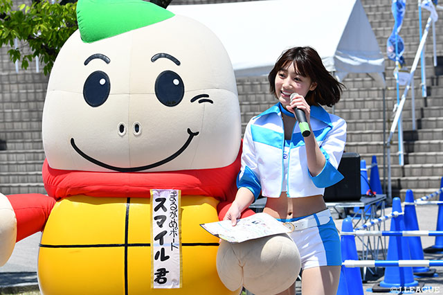 まるがめ競艇のマスコットキャラクター「スマイルくん」とブルーナイターエンジェルも登場！【明治安田Ｊ２ 第15節 讃岐vs甲府】
