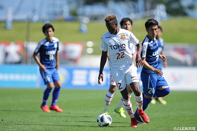 ダブルボランチの一角を担ったニウド（福島）。シュートを放つなど攻守に存在感を発揮【明治安田Ｊ３ 第11節 沼津vs福島】