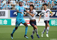 ビクトル イバルボ（鳥栖）と激しい競り合いをみせる丸山 祐市（FC東京）【明治安田Ｊ１ 第15節 鳥栖vsFC東京】