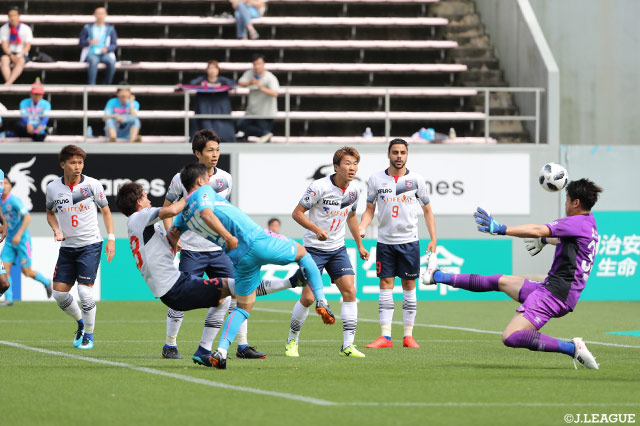 小野 裕二（鳥栖）が至近距離からシュートを放つも林 彰洋（FC東京）が反応しゴールならず【明治安田Ｊ１ 第15節 鳥栖vsFC東京】