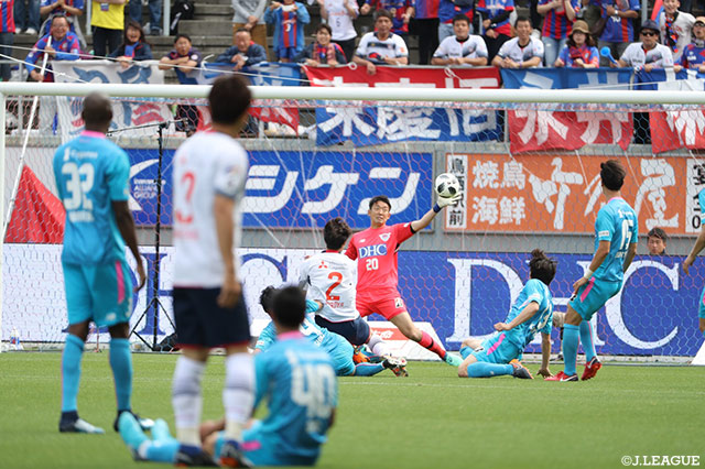 永井とのワンツーで崩した室屋 成（FC東京）がペナルティエリア中央からシュートを放つも、権田の好セーブにあう【明治安田Ｊ１ 第15節 鳥栖vsFC東京】