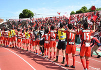 ホームのファンに勝利をプレゼントした熊本の選手たち【明治安田Ｊ２ 第15節 熊本vs水戸】