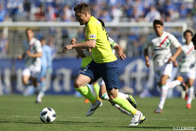 ドリブルでボールを運ぶネイツ ペチュニク（栃木）【明治安田Ｊ２ 第15節 栃木vs町田】