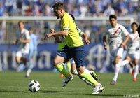 ドリブルでボールを運ぶネイツ ペチュニク（栃木）【明治安田Ｊ２ 第15節 栃木vs町田】