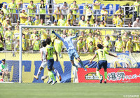 シュートを弾き出すジョニー レオーニ（栃木）。安定した守備でこの試合を無失点で切り抜けた【明治安田Ｊ２ 第15節 栃木vs町田】