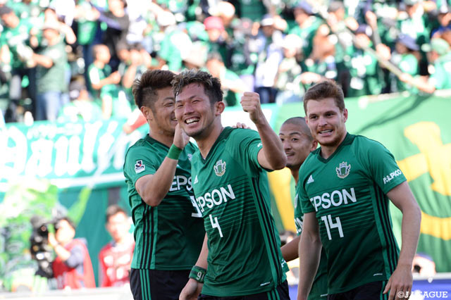 セットプレーから頭で待望の先制点を奪った飯田 真輝（松本）【明治安田Ｊ２ 第15節 松本vs福岡】