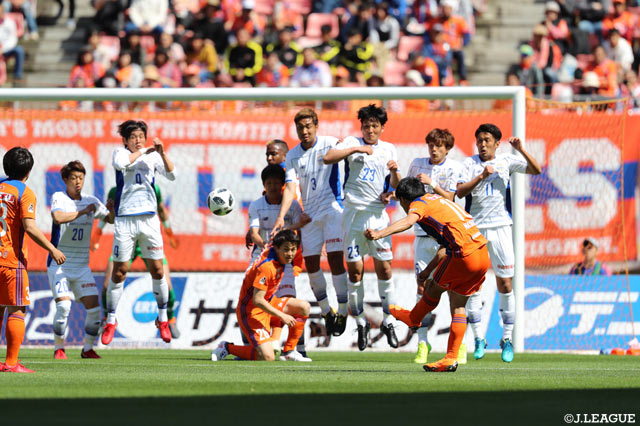 FKでゴールを狙う加藤 大（新潟）【明治安田Ｊ２ 第15節 新潟vs山形】