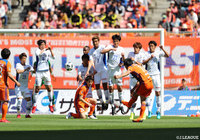 FKでゴールを狙う加藤 大（新潟）【明治安田Ｊ２ 第15節 新潟vs山形】