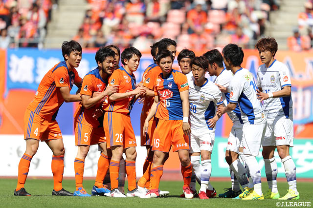 セットプレーで激しくポジションを争う新潟と山形の選手たち【明治安田Ｊ２ 第15節 新潟vs山形】