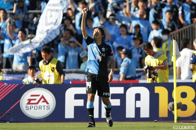 相手最終ラインでボールを奪った中村 憲剛（川崎Ｆ）が左足でシュートを流し込み、リードを3点に広げる【明治安田Ｊ１ 第15節 川崎Ｆvs清水】