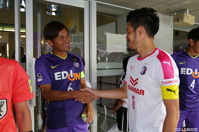 共に日本代表に選出された青山 敏弘（広島）と山口 蛍（Ｃ大阪）が試合前にがっちりと握手を交わす【明治安田Ｊ１ 第15節 広島vsＣ大阪】