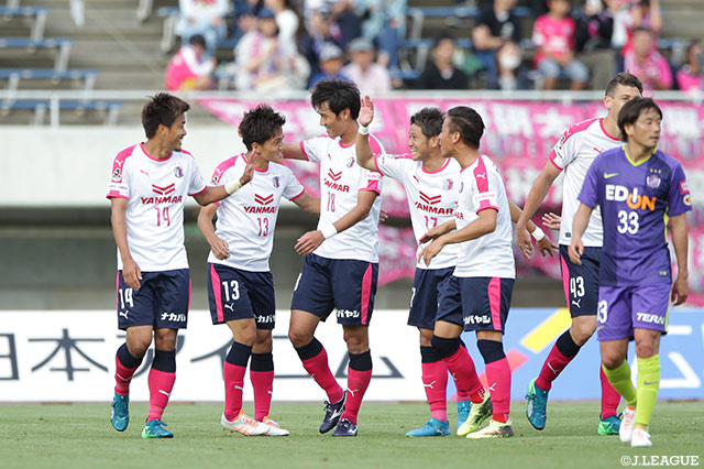 浮き球を胸で収めた高木 俊幸（Ｃ大阪）がボレーシュートをゴール右隅に撃ち込み、Ｃ大阪が追加点を挙げる【明治安田Ｊ１ 第15節 広島vsＣ大阪】