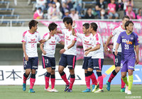 浮き球を胸で収めた高木 俊幸（Ｃ大阪）がボレーシュートをゴール右隅に撃ち込み、Ｃ大阪が追加点を挙げる【明治安田Ｊ１ 第15節 広島vsＣ大阪】