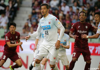 途中出場のジェイ（札幌）が放ったヘディングシュートは惜しくもポストに直撃しゴールとはならなかった【明治安田Ｊ１ 第15節 神戸vs札幌】