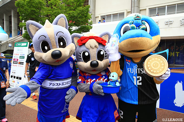 温泉で有名な両県と26日の2（ふ）6（ろ）にちなんでお風呂デーを開催！川崎フロンターレのふろん太くんも来場でヴァンくんフォーレちゃんとパシャリ！ 【明治安田Ｊ２ 第16節 甲府vs大分】