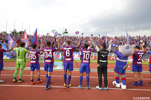 首位の大分相手に6発快勝で4連勝達成の甲府。応援に駆け付けたファン・サポーターと喜びをわかち合った【明治安田Ｊ２ 第16節 甲府vs大分】