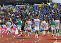 好ゲームが予想された一戦だったが、まさかの大敗に肩を落とす大分の選手たち【明治安田Ｊ２ 第16節 甲府vs大分】