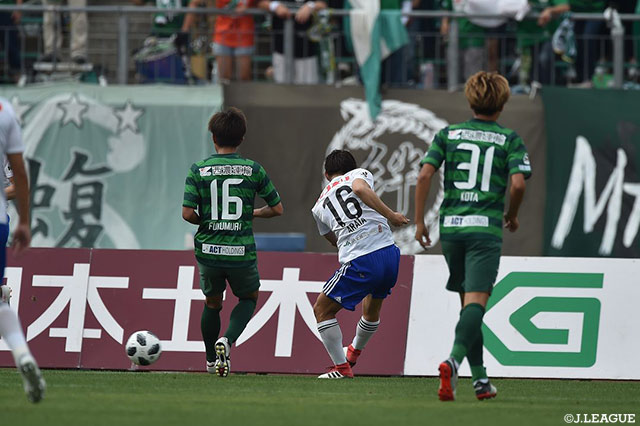 10分、渡邉 新太（#16）がこぼれ球に反応しPA右から放ったシュートがネットを揺らし、新潟が先制に成功！【明治安田Ｊ２ 第16節 岐阜vs新潟】