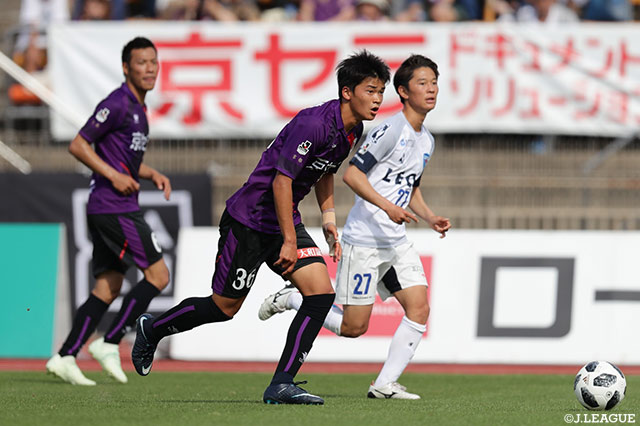プロ初先発の上月 壮一郎（京都）が裏へ抜け出しGKとの1対1を迎えるが、惜しくもオフサイドの判定【明治安田Ｊ２ 第16節 京都vs横浜FC】