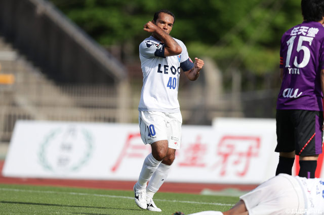 レアンドロ ドミンゲスがイバからのクロスをダイレクトであわせ、横浜FCが均衡を破る！【明治安田Ｊ２ 第16節 京都vs横浜FC】