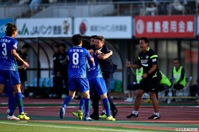 値千金となる同点ゴールを決めた島屋 八徳（#11）とリカルド ロドリゲス監督ががっちりと抱擁！【明治安田Ｊ２ 第16節 徳島vs松本】