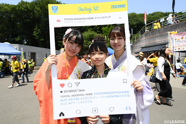 試合前に仲良し女子3人がインスタフレームで撮影♪【明治安田Ｊ２ 第16節 栃木vs大宮】