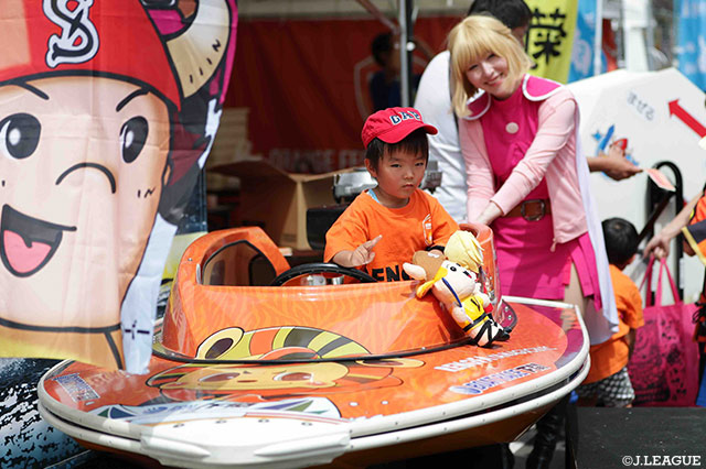 ボートレース下関キャラクターのシーモちゃんも来場！2ショットに男の子も嬉しそう？！【明治安田Ｊ２ 第16節 山口vs讃岐】