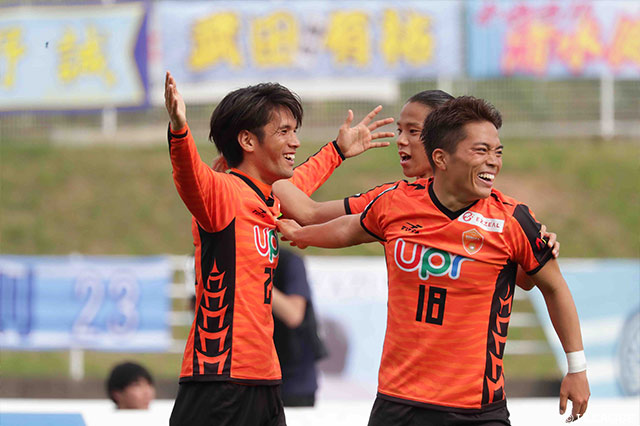 前半終了間際、三幸 秀稔（#29）が開幕戦以来となるゴールを決めてホームの山口が先制！【明治安田Ｊ２ 第16節 山口vs讃岐】