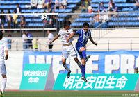 山形の選手と競り合う垣田 裕暉（金沢）。14分に先制ゴールを奪うも勝利には繋がらず【明治安田Ｊ２ 第16節 山形vs金沢】