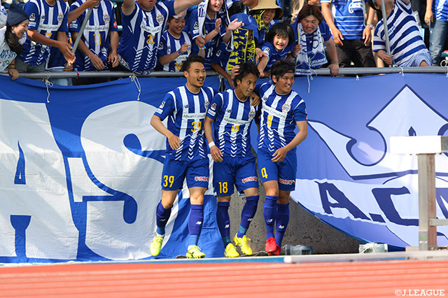 逆転となるゴールを奪った南 秀仁（#18）が観客席に駆け寄り、スタジアムのボルテージも最高潮に！【明治安田Ｊ２ 第16節 山形vs金沢】