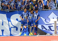 逆転となるゴールを奪った南 秀仁(#18)が観客席に駆け寄り、スタジアムのボルテージも最高潮に!【明治安田J2 第16節 山形vs金沢】