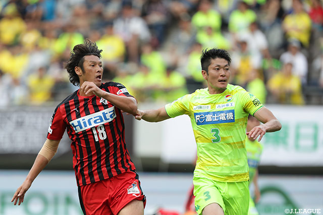 マッチアップする巻 誠一郎（熊本）と近藤 直也（千葉）【明治安田Ｊ２ 第16節 千葉vs熊本】