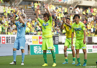 ホームで快勝を収めた千葉。増嶋 竜也（#5）らが詰めかけたサポーターへ挨拶した【明治安田Ｊ２ 第16節 千葉vs熊本】