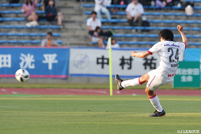 PKのチャンスを赤嶺 真吾がきっちり決め、岡山がリードを3点に広げる！赤嶺はこれが今季2点目となった【明治安田Ｊ２ 第16節 町田vs岡山】