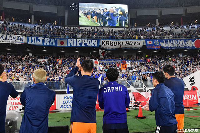 試合後に行われた壮行セレモニー。詰め掛けたサポーターの元へ選手たちが挨拶にまわりました【キリンチャレンジカップ 2018 日本vsガーナ】