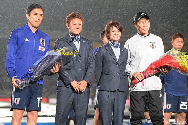 セレモニーの最後には西野 朗監督（右）・長谷部 誠キャプテン（左）へ花束が贈呈されました【キリンチャレンジカップ 2018 日本vsガーナ】