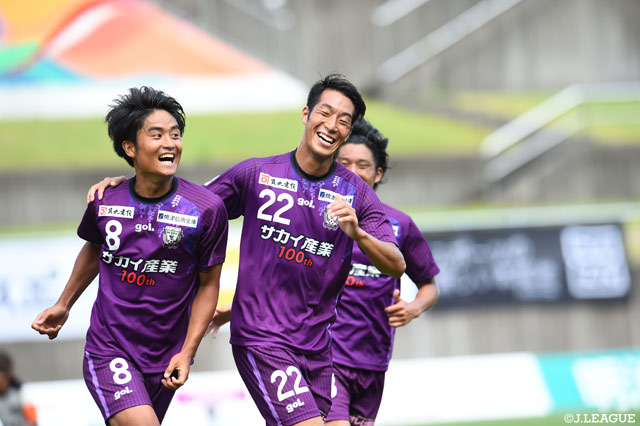 後半2得点を挙げ、藤枝を勝利に導いた岩渕 良太（#8）【明治安田Ｊ３ 第12節 藤枝vs相模原】