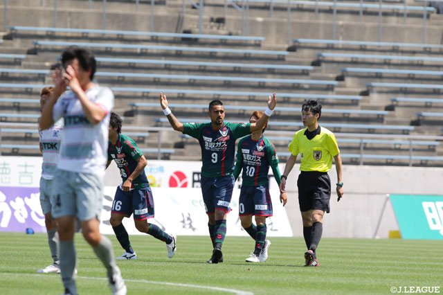 ロングスローからゴール前で混戦が生まれると、味方からのパスを受けたレオナルド（鳥取）が右足で流し込んで先制点を獲得【明治安田Ｊ３ 第12節 鳥取vs秋田】
