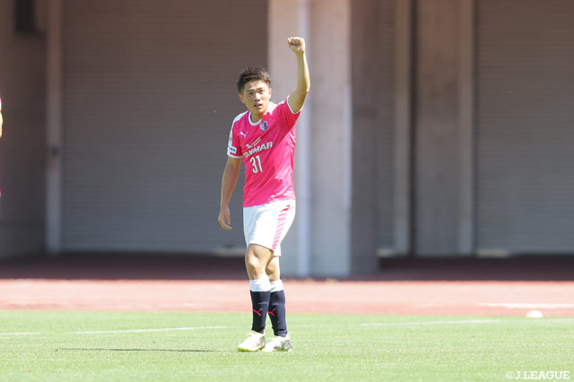 複数のDFに囲まれながらも、右足を振り抜きゴールを決めた山根 永遠（C大23）【明治安田Ｊ３ 第12節 C大23vsG大23】