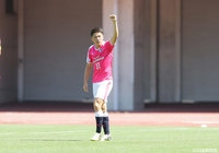 複数のDFに囲まれながらも、右足を振り抜きゴールを決めた山根 永遠（C大23）【明治安田Ｊ３ 第12節 C大23vsG大23】