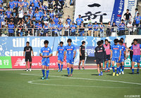 敵地で4失点完敗を喫した水戸。試合終了後、選手たちは肩を落とした【明治安田Ｊ２ 第17節 岐阜vs水戸】