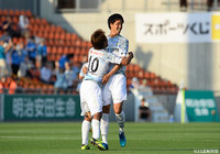 中島 大貴のヘディングシュートが決まり同点に追いついた讃岐。試合はそのまま引き分けに終わった【明治安田Ｊ２ 第17節 大宮vs讃岐】