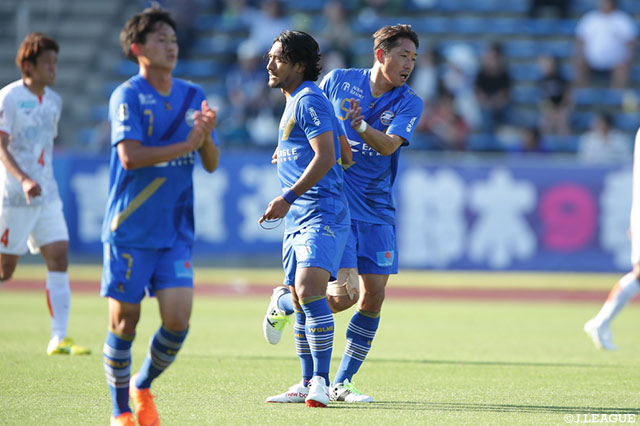 こぼれ球に反応した中島 裕希（町田）のシュートが相手選手に当たりながらもゴールに吸い込まれ、町田が前半終了間際に同点ゴールを挙げる！【明治安田Ｊ２ 第17節 町田vs愛媛】