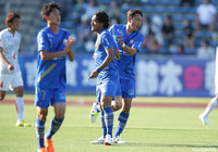 こぼれ球に反応した中島 裕希（町田）のシュートが相手選手に当たりながらもゴールに吸い込まれ、町田が前半終了間際に同点ゴールを挙げる！【明治安田Ｊ２ 第17節 町田vs愛媛】