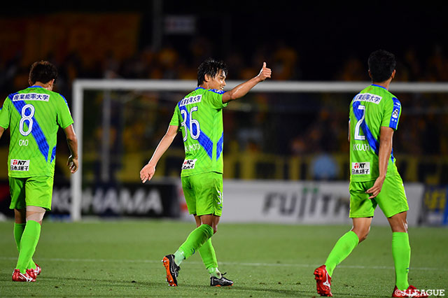 終了間際に岡本 拓也の狙いすましたシュートが決まり、湘南がリードを3点に広げる【ルヴァンカップ プレーオフステージ　第1戦 湘南vs仙台】